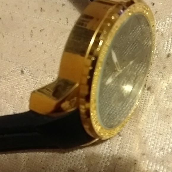 Gold whtch - Picture 2 of 3