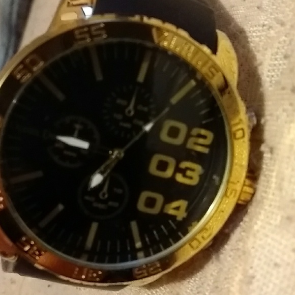 Gold whtch - Picture 3 of 3