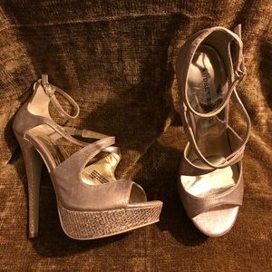 Wmns 8.5 Audrey Brooke Gold Platforms Heels