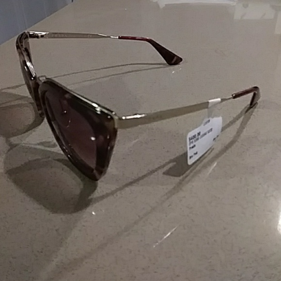 NWT PRADA SUNGLASSES 😎!!! - Picture 2 of 4