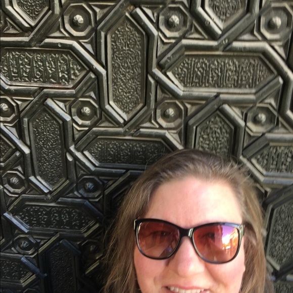 Meet your Posher, Stephanie - Picture 2 of 3