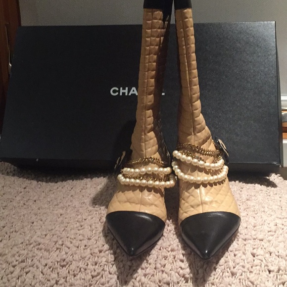 VINTAGE CHANEL RARE BOOTS 🎉2X HOST PICK - Picture 2 of 4