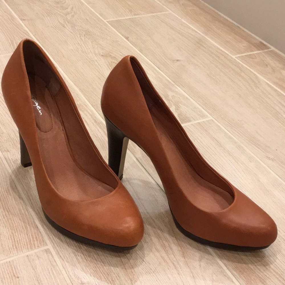 7.5 M Brown leather Halogen pumps NWT.