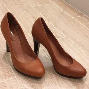 7.5 M Brown leather Halogen pumps NWT.