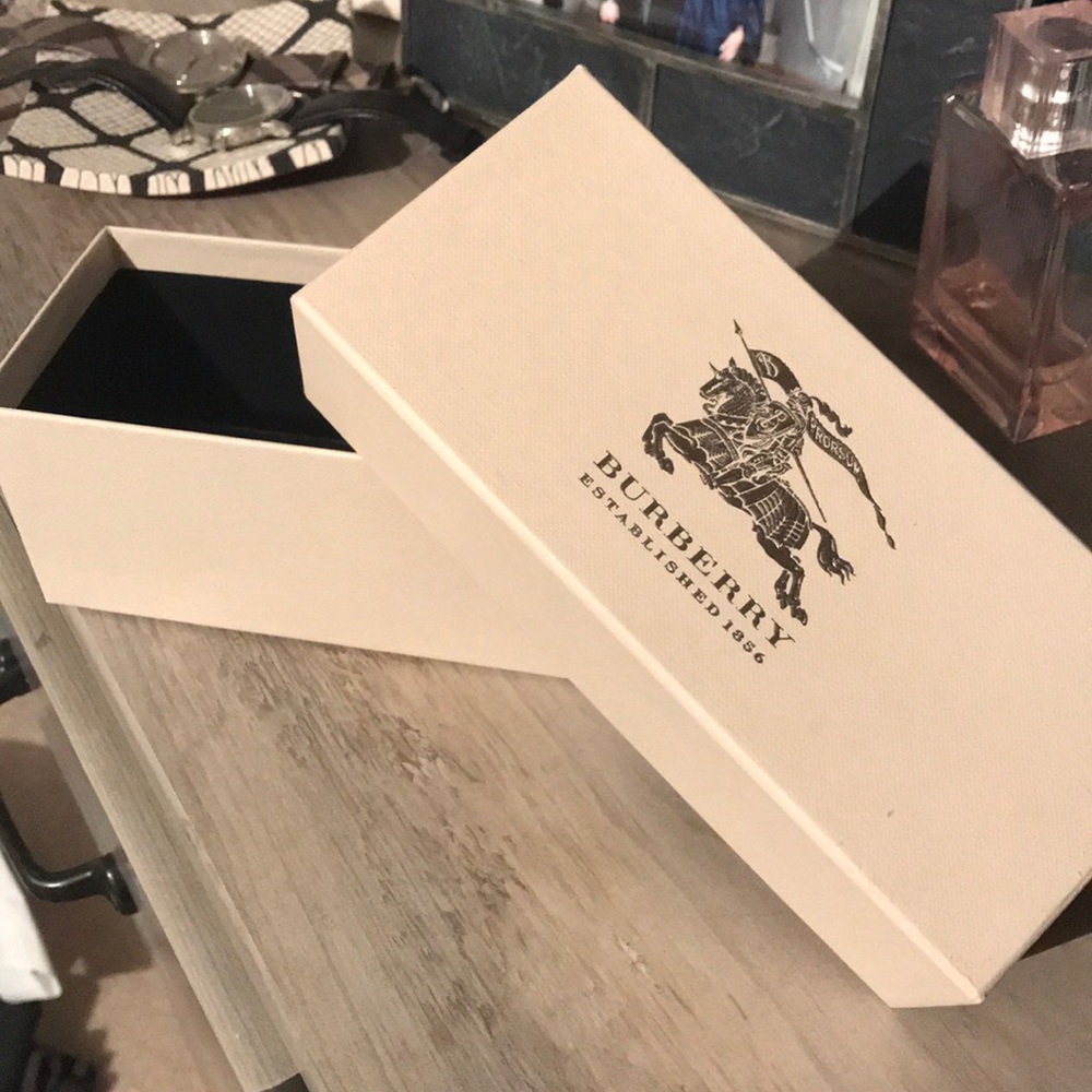 Burberry glasses gift box