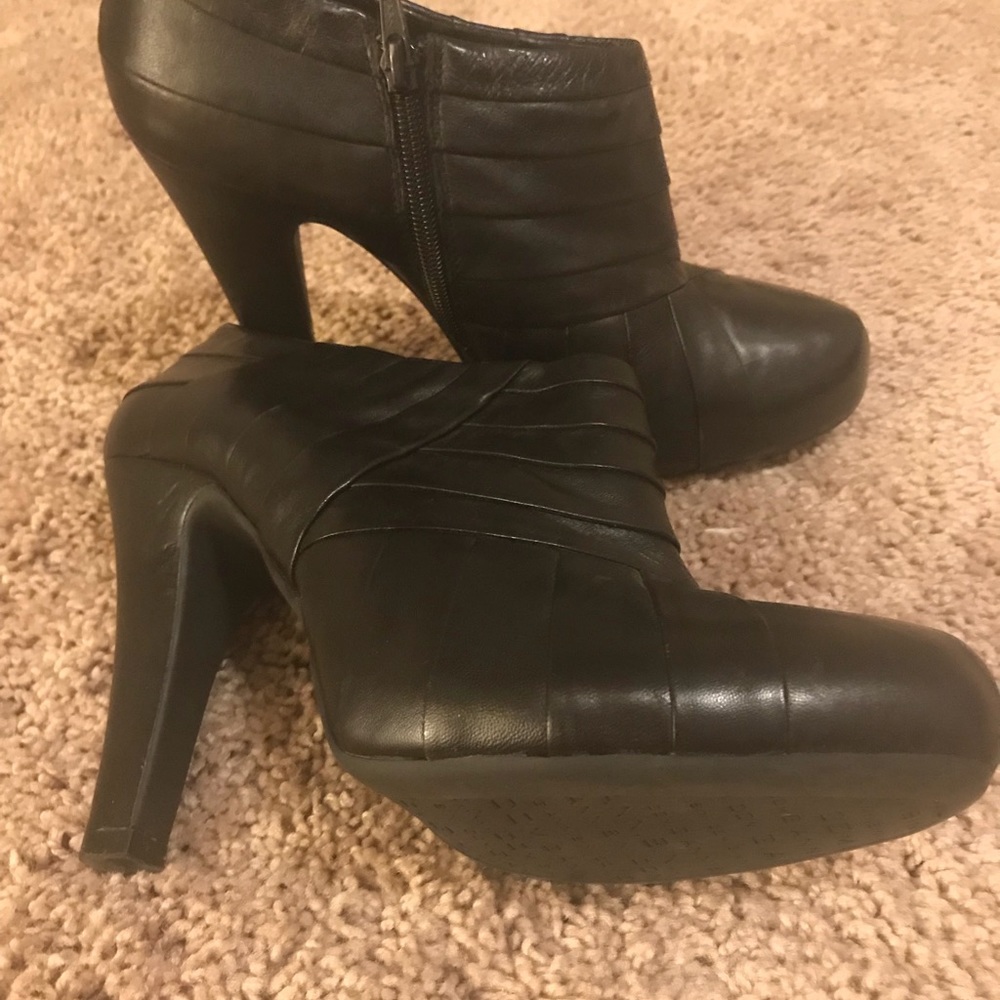 Gianni Bini Leather Zip ankle booties