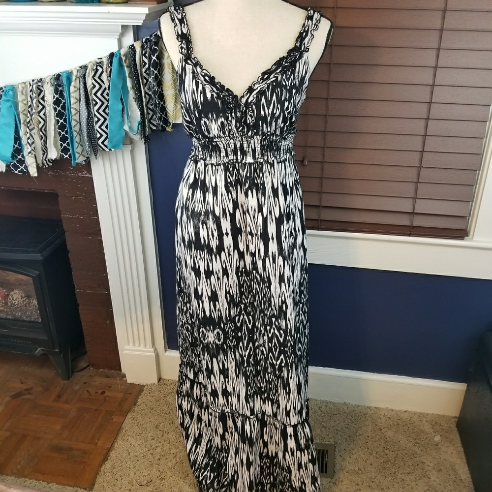 ⬇️ FINAL! Black & white ikat maxi dress size 6