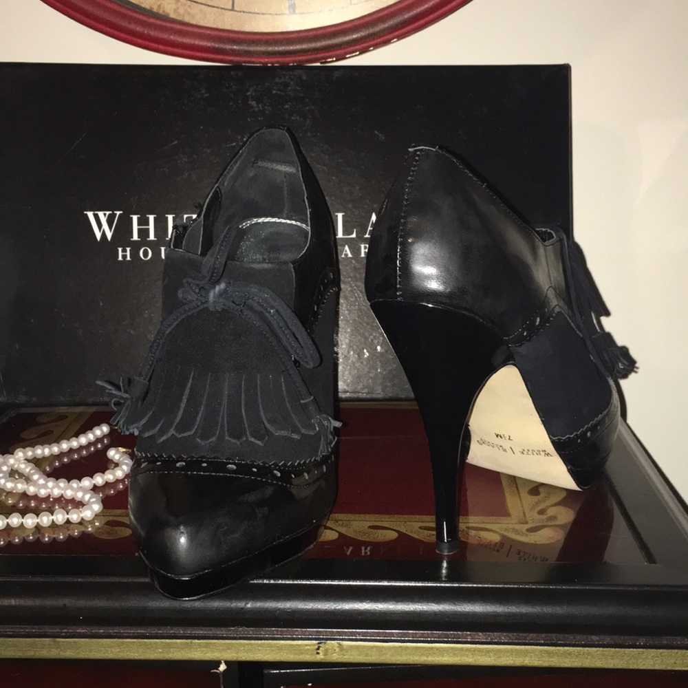 Beautiful shoes!  Comes in original box