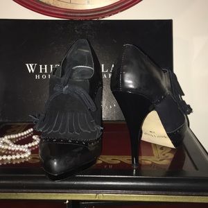 Beautiful shoes!  Comes in original box