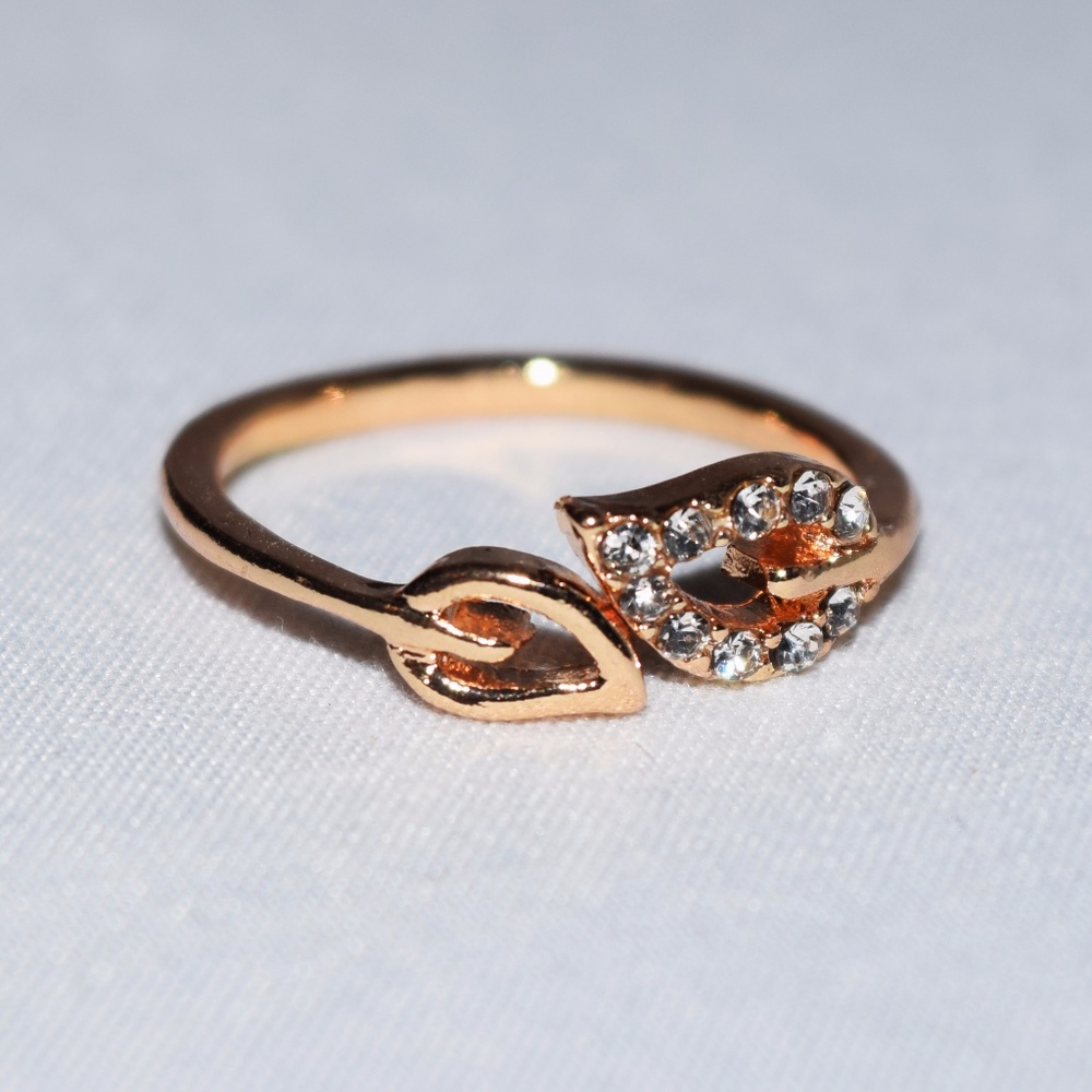 ☆CLEAR OUT☆ Women's Gold Plated Leaf Ring - Picture 2 of 2