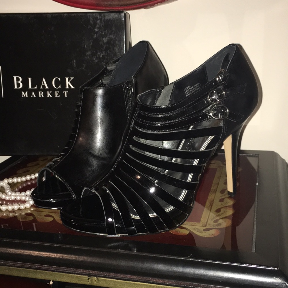 Beautiful shoes!  Comes in original box