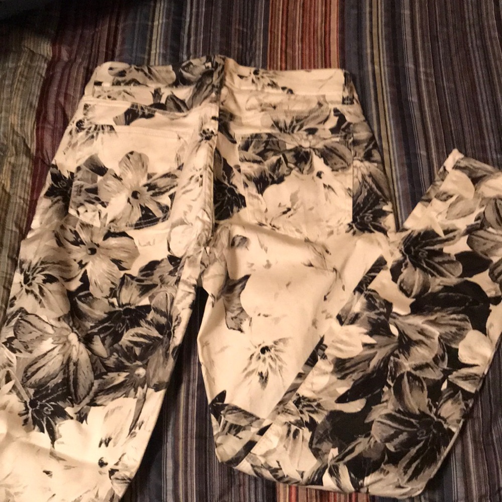 White with black floral pants - Picture 3 of 3