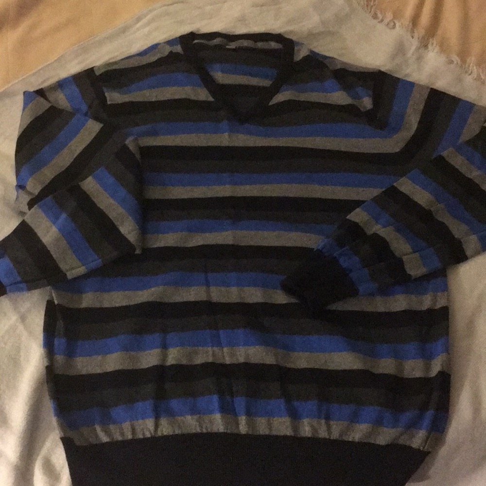 Old Navy V neck men’s sweater