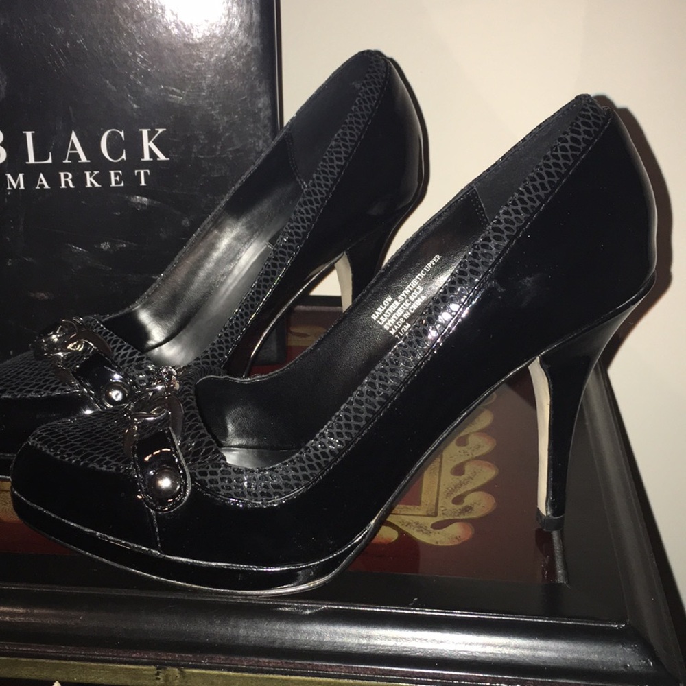 Beautiful shoes!  Comes in original box