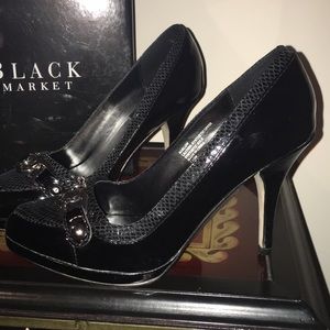 Beautiful shoes!  Comes in original box