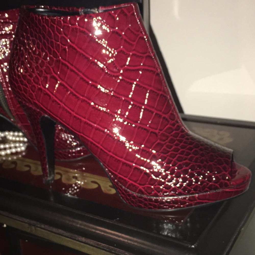 Beautiful shoes !   Comes in original box