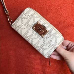 Michael Kors Vanilla Jet Set Wristlet