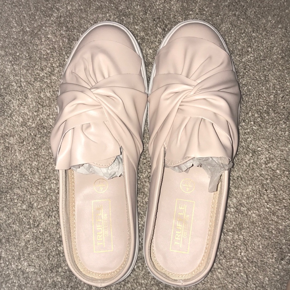 Super cute bow flat slip ons!