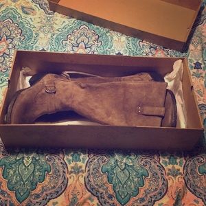 NWT Size 8 Born Boots