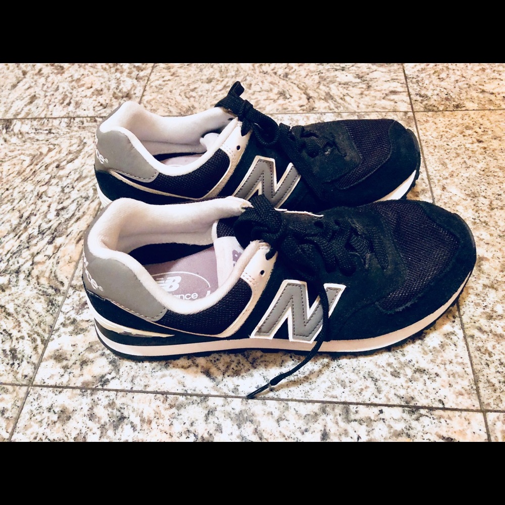 BRAND NEW NEVER WORN NEW BALANCE BLACK& GRAY 574’s