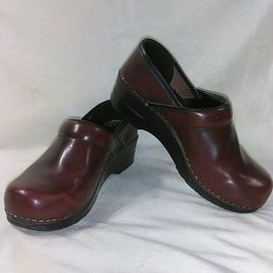 DANSKO CLOGS Women 7 EU 37 Burgundy CLOSED BAC