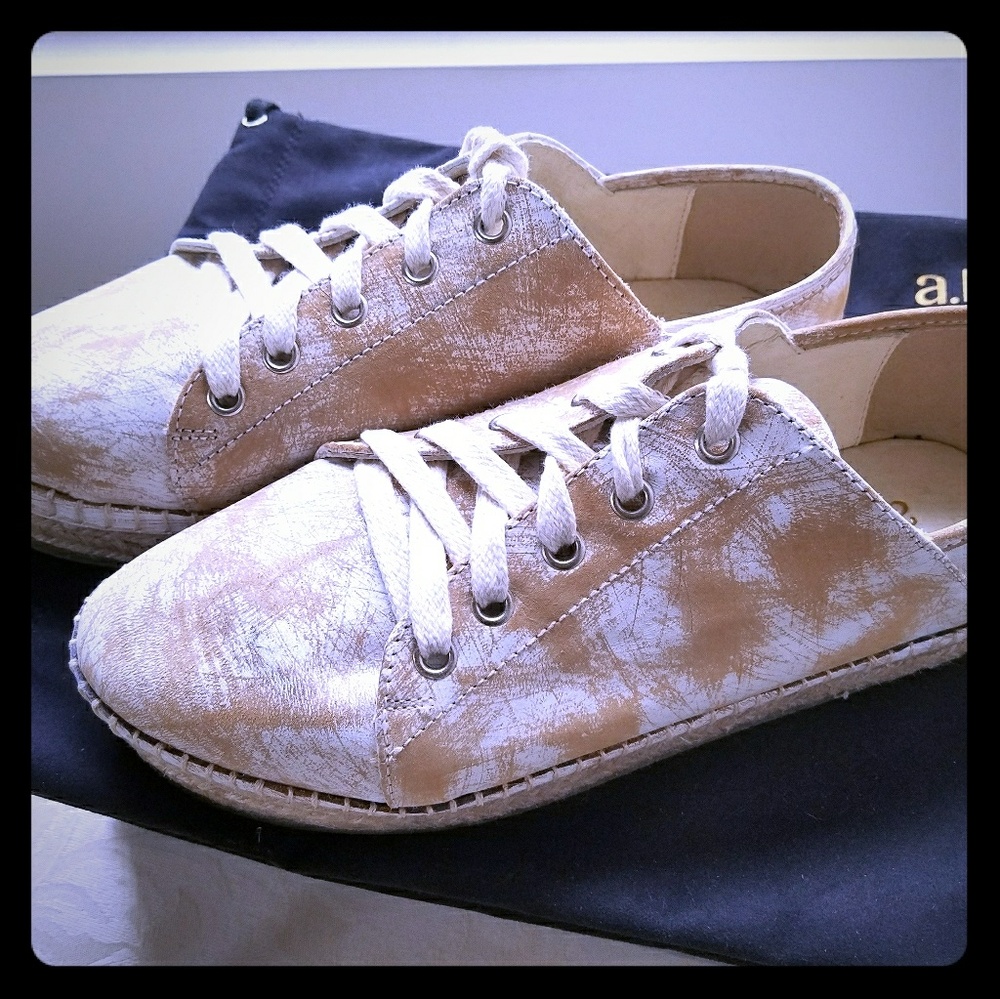 Brand new, Never Worn woman's size 8 Inkkas