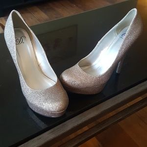 Silver/pink glitter round toe pump!
