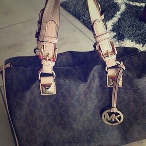 A slightly used signiture MK bag.