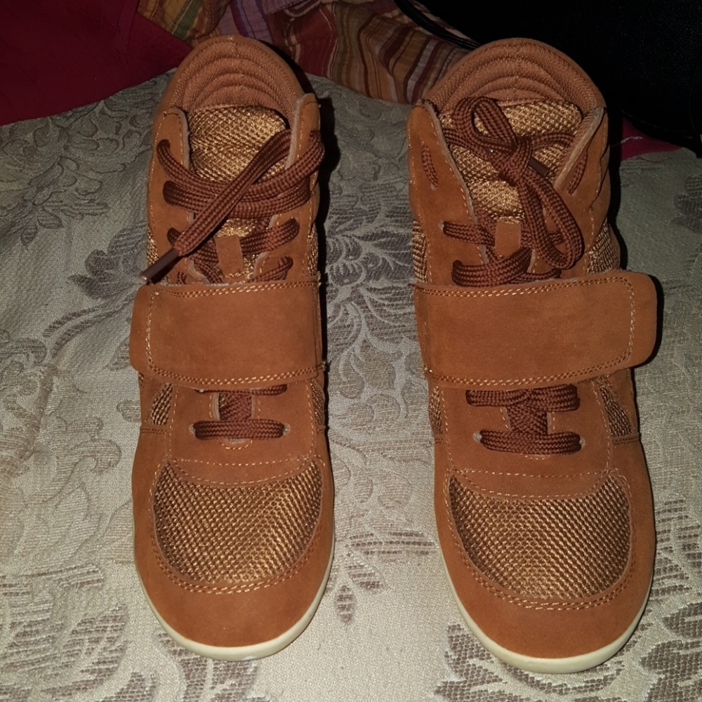 Wedge tennis shoes