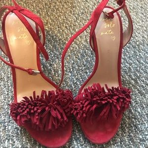 Red heels with finge