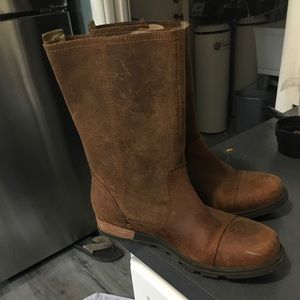 Sorel brown mid calf boot.