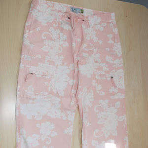 Old Navy Hawaiian print cargo style capris size 8