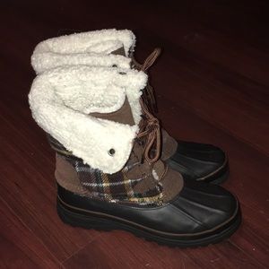Gently used winter boots size 9