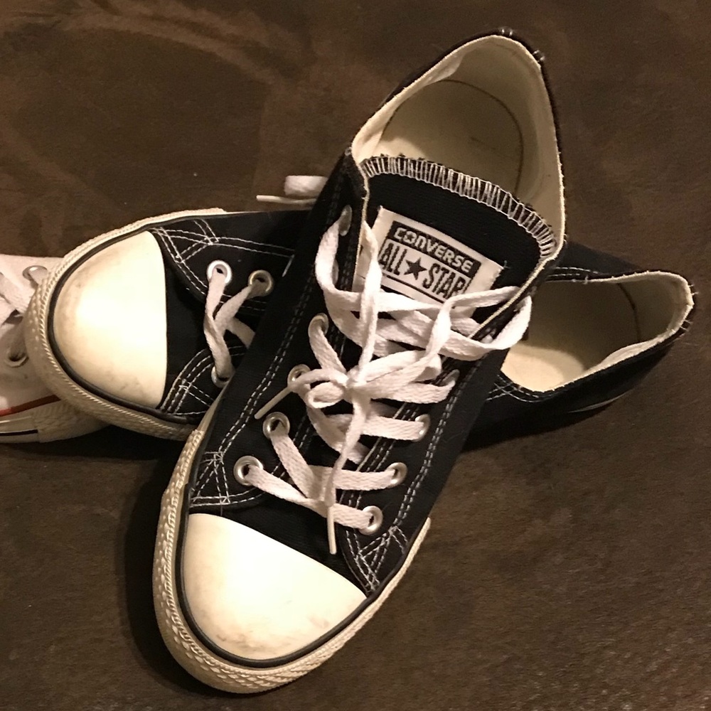 Black converse men’s 7, women’s 8.5