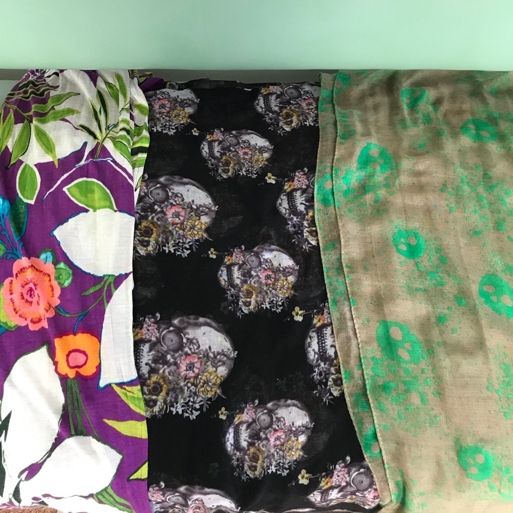 Lot of 3 scarves floral and skulls