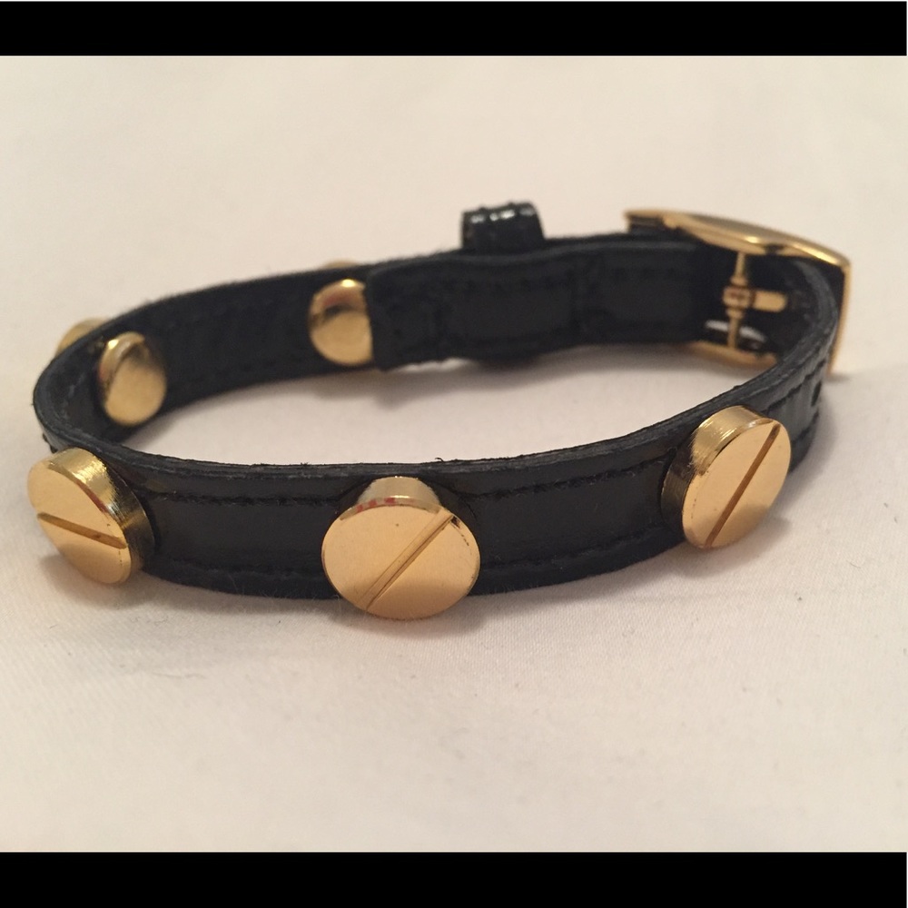Adjustable leather bracelet with gold metal detail