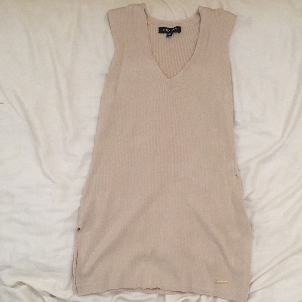 Cream sleeveless sweater with v-neck