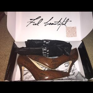 WHBM sz 6.5 heels NWT