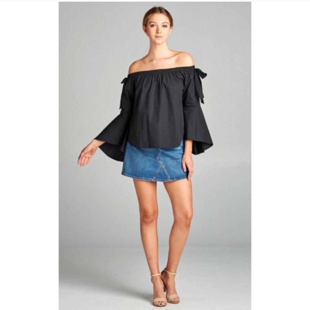 🆕❤️🎉 Black Off shoulder bell sleeve top - Picture 3 of 3