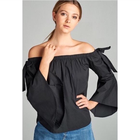 Tops - 🆕❤️🎉 Black Off shoulder bell sleeve top