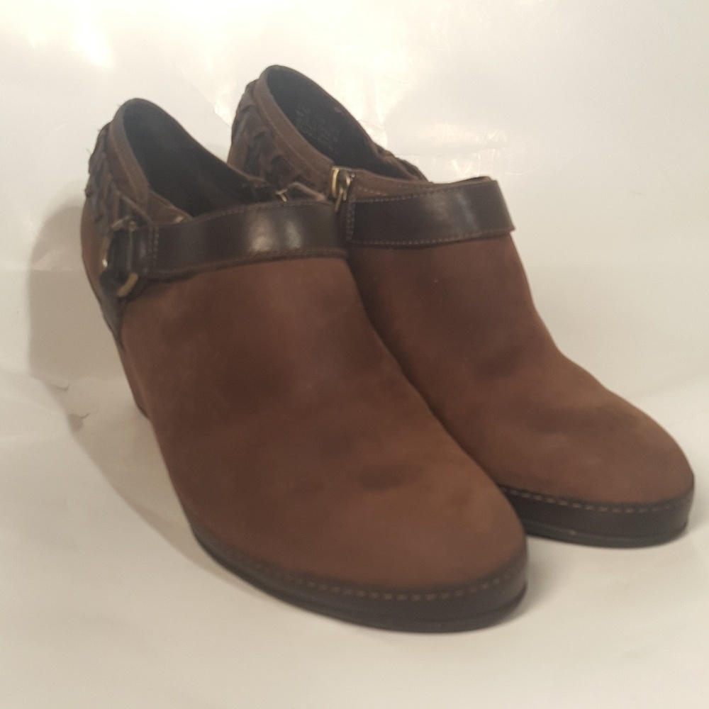 Clarks Ankle Booties Size 7.5W Brown Suede