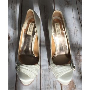 Ivory Satin Badgley Mischka 👠