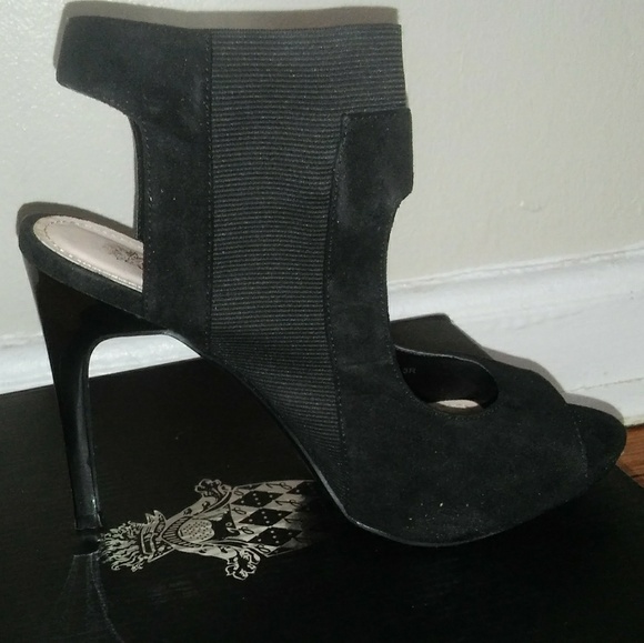 Black heels. - Picture 2 of 3