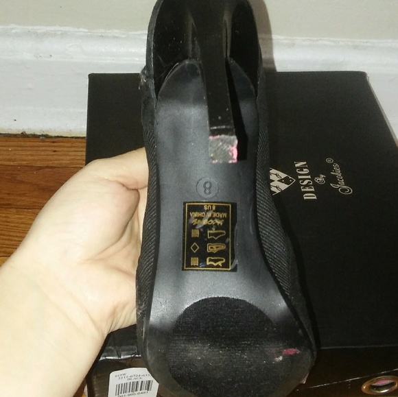 Black heels. - Picture 3 of 3