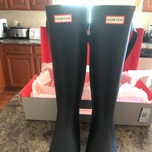 BRAND NEW Hunter rain boots size 10.