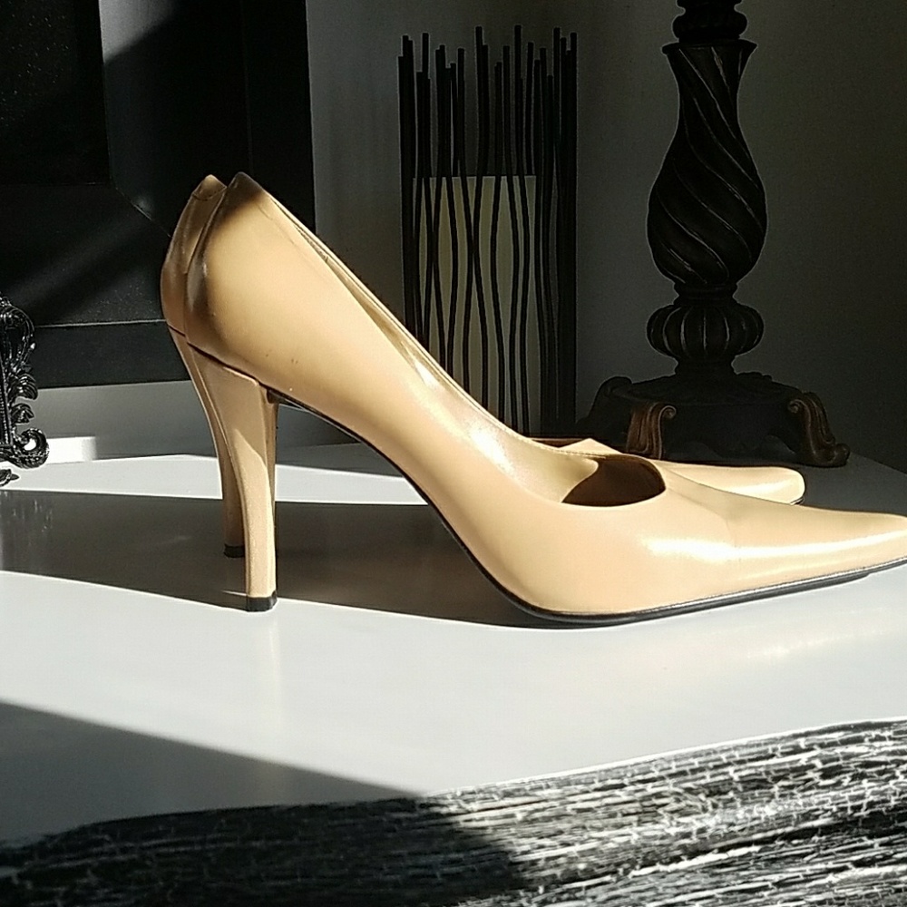 Nine west tan pump worn once perfect condition