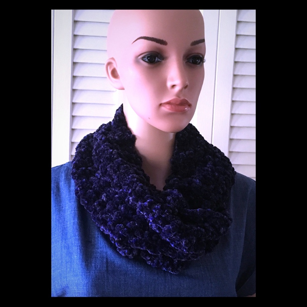 GORGEOUS, HANDCRAFTED🌹🌻💐Infinity Scarf! NEW!🌺