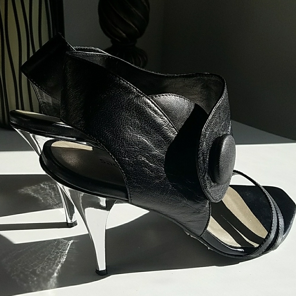 Black heel never worn