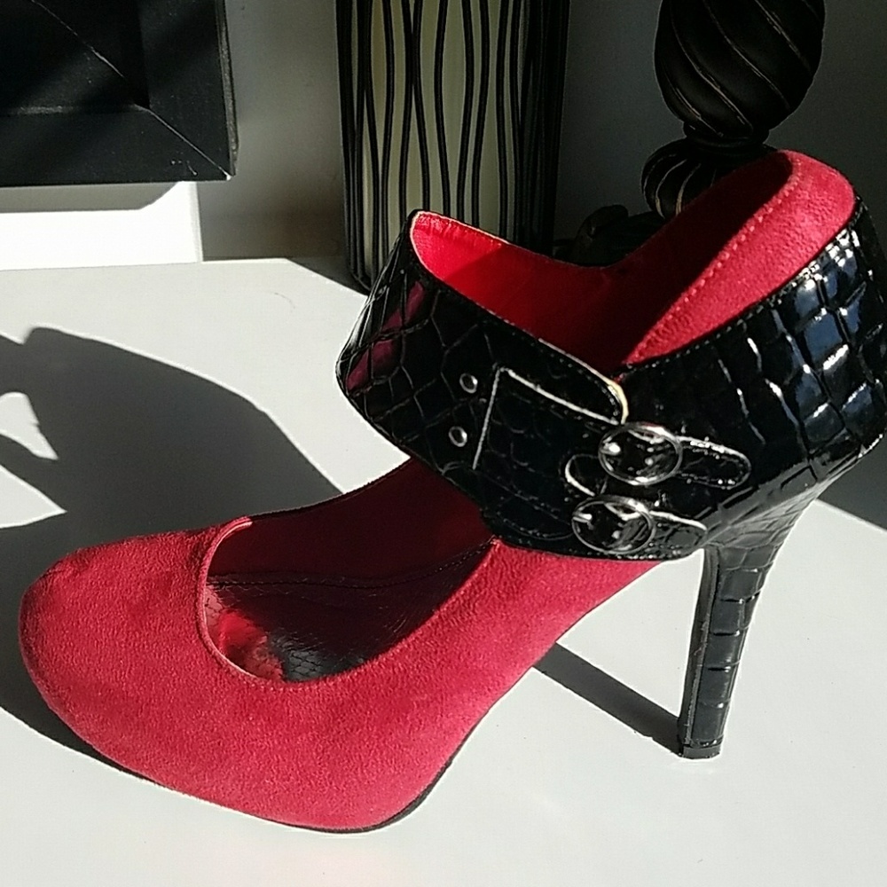 Shoes - Picture 2 of 4