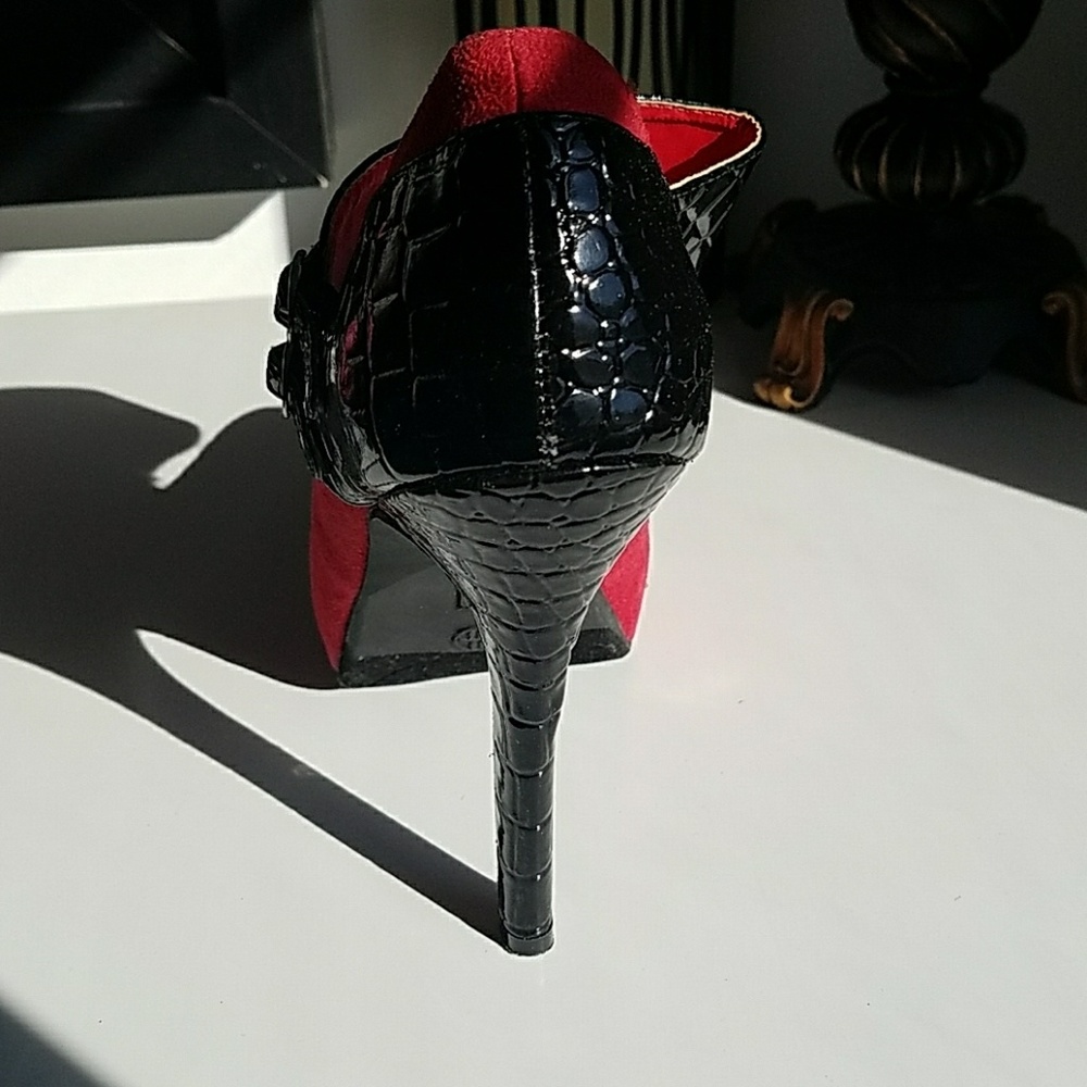 Shoes - Picture 3 of 4